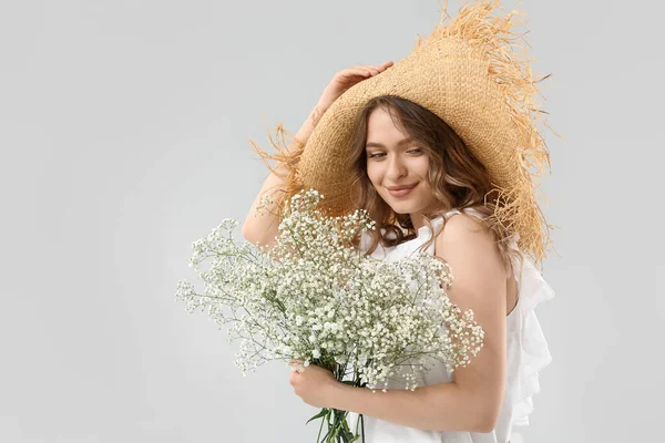 Mooie Jonge Vrouw Met Boeket Van Bloemen Lichte Achtergrond — Stockfoto