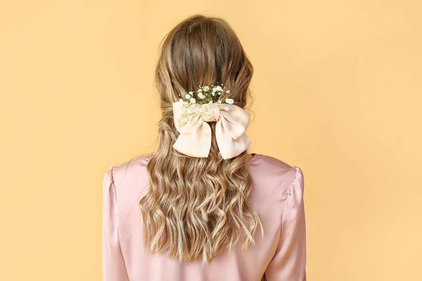 Mujer Joven Bonita Con Flores Pelo Sobre Fondo Color —  Fotos de Stock