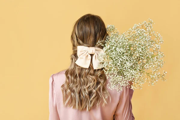 Mujer Joven Bonita Con Ramo Flores Sobre Fondo Color —  Fotos de Stock