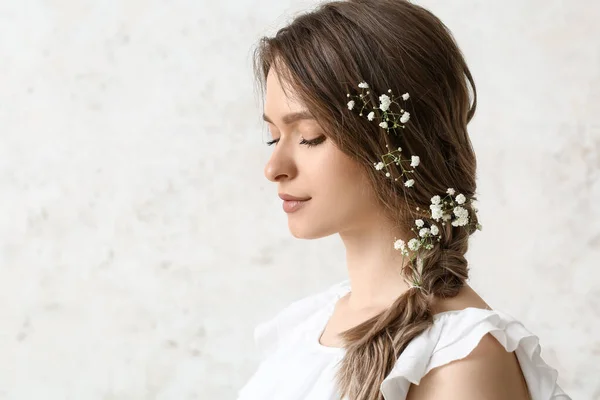 Söt Ung Kvinna Med Blommor Hår Ljus Bakgrund — Stockfoto