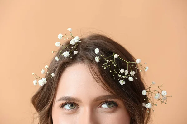 Mujer Joven Bonita Con Flores Pelo Sobre Fondo Color —  Fotos de Stock
