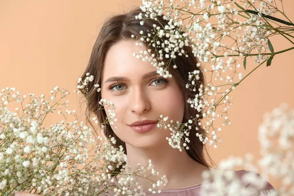 Pretty Young Woman Beautiful Flowers Color Background — Stock Photo, Image