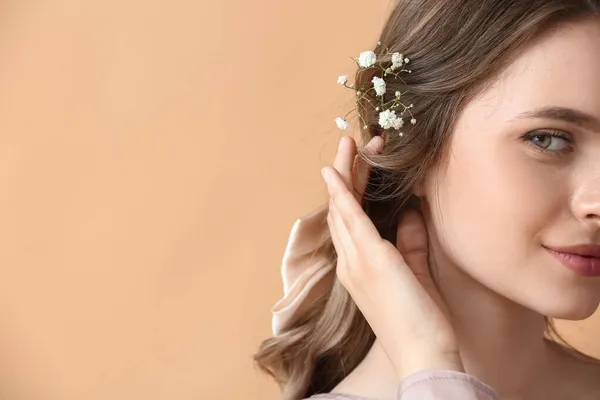 Mujer Joven Bonita Con Flores Pelo Sobre Fondo Color —  Fotos de Stock