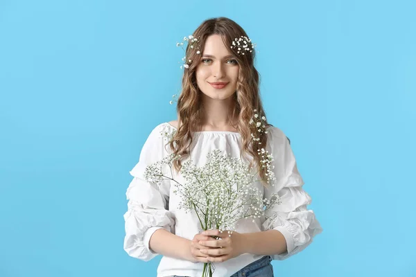 Renkli Arka Planda Çiçek Demeti Olan Güzel Genç Bir Kadın — Stok fotoğraf