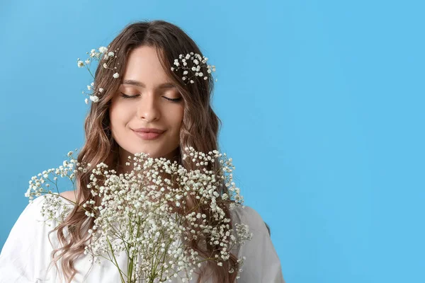 Ganska Ung Kvinna Med Bukett Blommor Färg Bakgrund — Stockfoto