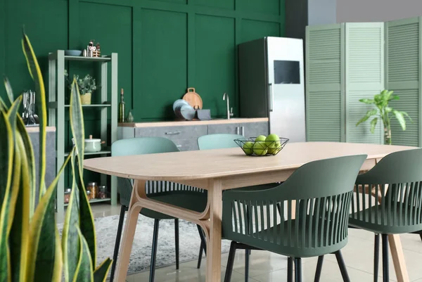 Mesa Jantar Com Maçãs Verdes Cozinha Elegante — Fotografia de Stock