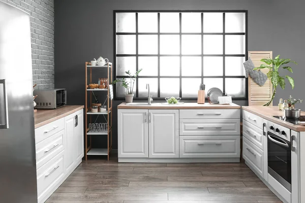 Interieur Van Moderne Keuken Met Witte Balies Groot Raam — Stockfoto