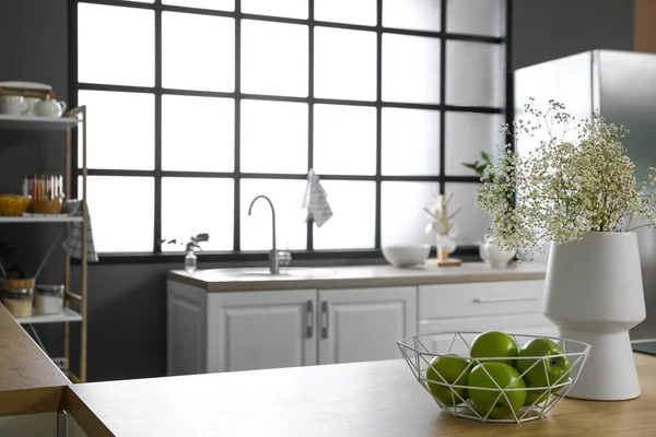 Modern Mutfakta Masa Üstünde Elma Vazo Olan Bir Kase — Stok fotoğraf