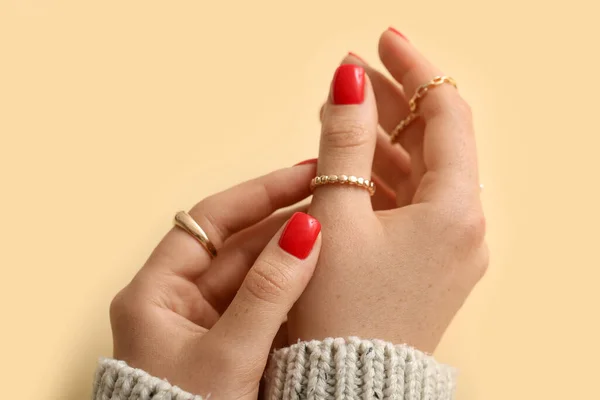 Kobiece Ręce Pięknym Manicure Pierścienie Tle Koloru Zbliżenie — Zdjęcie stockowe