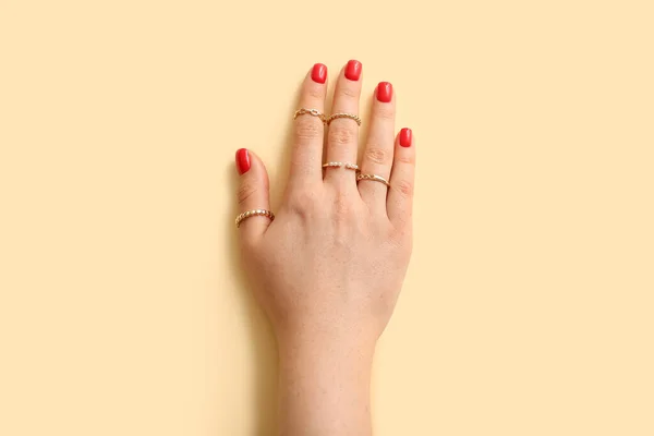 Kobieta Ręka Pięknym Manicure Pierścienie Tle Koloru — Zdjęcie stockowe