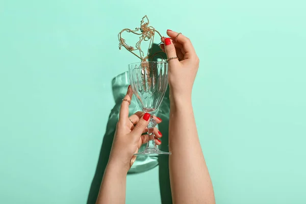 Mulher Com Bela Manicure Segurando Vidro Jóias Elegantes Fundo Cor — Fotografia de Stock