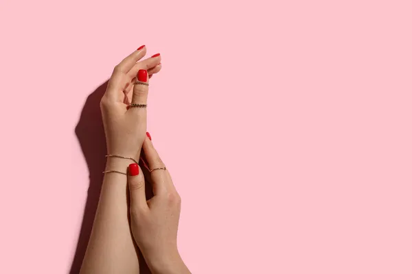 Mãos Femininas Com Bela Manicure Jóias Elegantes Fundo Cor — Fotografia de Stock