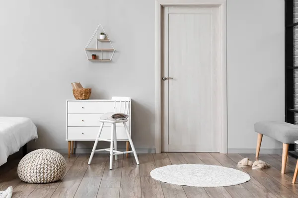 Interieur Van Moderne Kamer Met Ladekast Stoel — Stockfoto