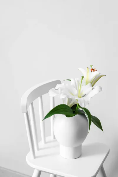 Vaso Com Buquê Flores Cadeira Contra Fundo Branco — Fotografia de Stock