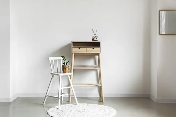 デスクと椅子を備えた明るいスタイリッシュな客室のインテリア — ストック写真