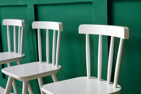 Moderní Židle Blízkosti Barevné Stěny — Stock fotografie