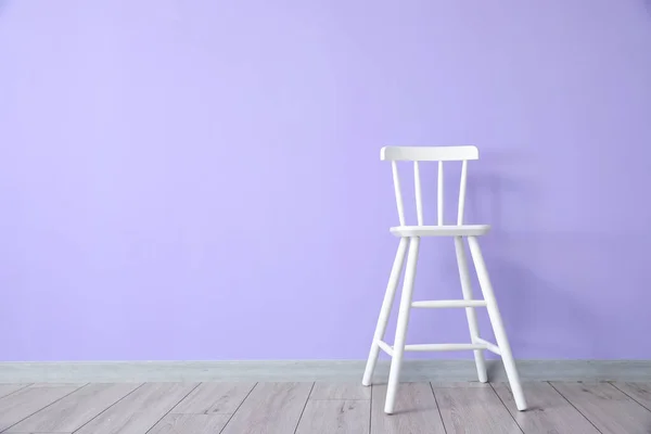 Σύγχρονη Καρέκλα Κοντά Στον Τοίχο Χρώμα — Φωτογραφία Αρχείου