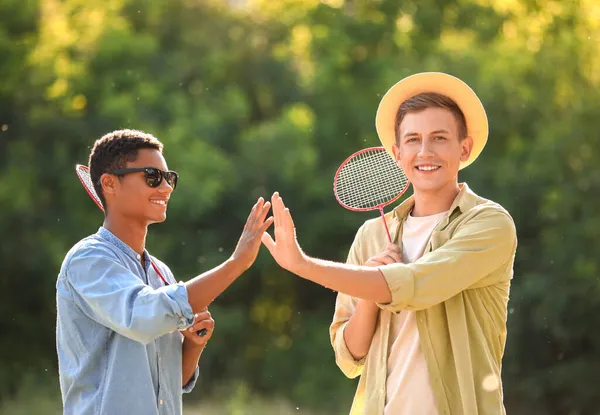 Mężczyzna Badminton Gracze Dając Każdy Inny Przybij Pięć Park — Zdjęcie stockowe