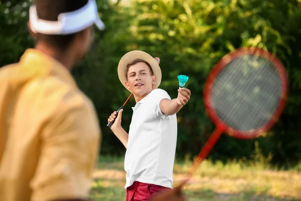 Giovani Uomini Giocare Badminton All Aperto — Foto Stock
