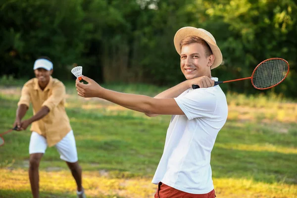 Młodzi Mężczyźni Grać Badmintona Świeżym Powietrzu — Zdjęcie stockowe