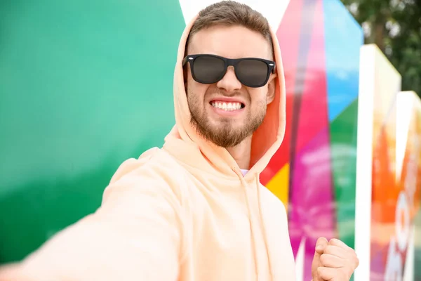 Giovane Ragazzo Elegante Felpa Con Cappuccio Prendendo Selfie All Aperto — Foto Stock