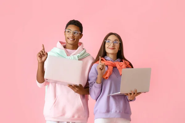 Stilvolles Junges Paar Kapuzenpullis Mit Laptops Die Auf Etwas Auf — Stockfoto