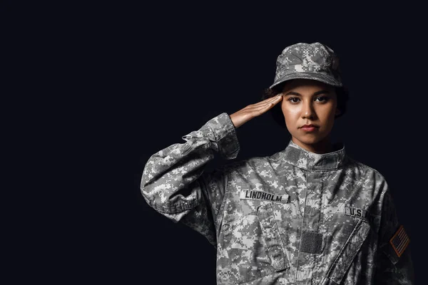 Hälsning Afroamerikansk Kvinnlig Soldat Mörk Bakgrund — Stockfoto