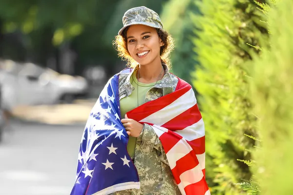 Mujer Soldado Afroamericana Con Bandera Estados Unidos Aire Libre —  Fotos de Stock