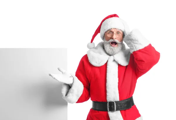 Shocked Santa Claus Con Cartel Blanco Sobre Fondo Blanco —  Fotos de Stock