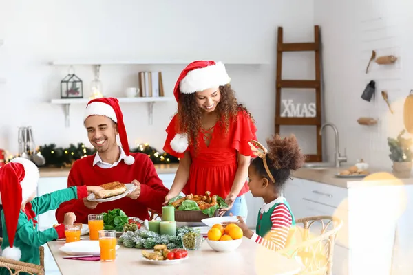 Madre Poniendo Mesa Para Cena Navidad Con Familia Cocina — Foto de Stock