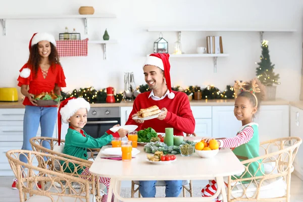 Mor Dukning Bord För Jul Middag Med Sin Familj Köket — Stockfoto