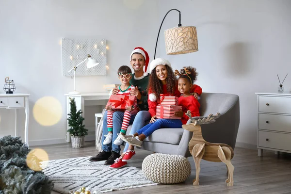 Família Feliz Com Presentes Celebrando Natal Casa — Fotografia de Stock