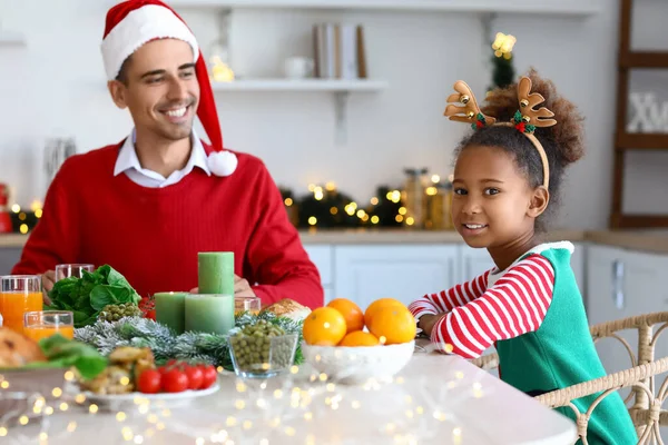 Liten Flicka Som Äter Julmiddag Med Sin Pappa Köket — Stockfoto