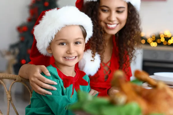 Liten Pojke Som Äter Julmiddag Med Sin Mamma Köket — Stockfoto