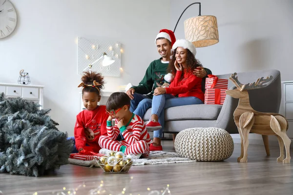 Família Feliz Com Crianças Celebrando Natal Casa — Fotografia de Stock