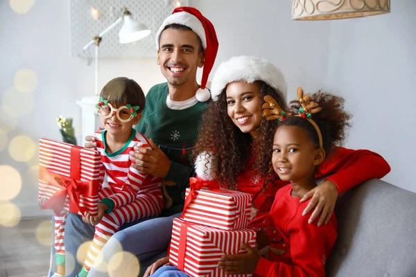 Família Feliz Com Presentes Celebrando Natal Casa — Fotografia de Stock