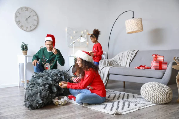 Familia Feliz Con Niños Decorando Árbol Navidad Casa —  Fotos de Stock