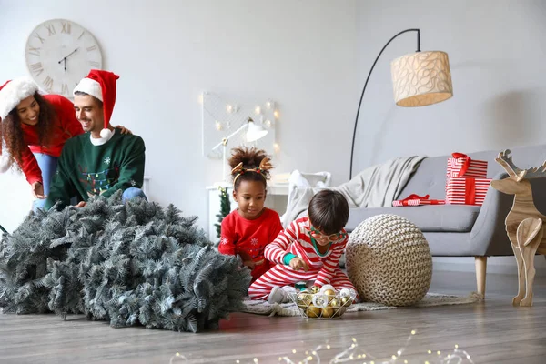 Família Feliz Com Crianças Decorando Árvore Natal Casa — Fotografia de Stock