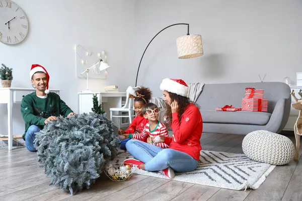 Família Feliz Com Crianças Decorando Árvore Natal Casa — Fotografia de Stock