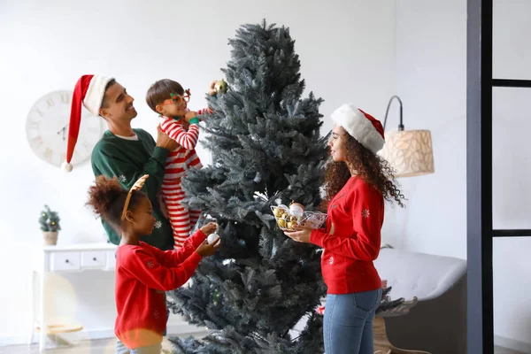Familia Feliz Con Niños Decorando Árbol Navidad Casa — Foto de Stock