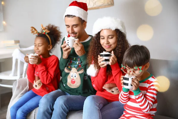 Família Feliz Com Crianças Bebendo Cacau Quente Casa Véspera Natal — Fotografia de Stock