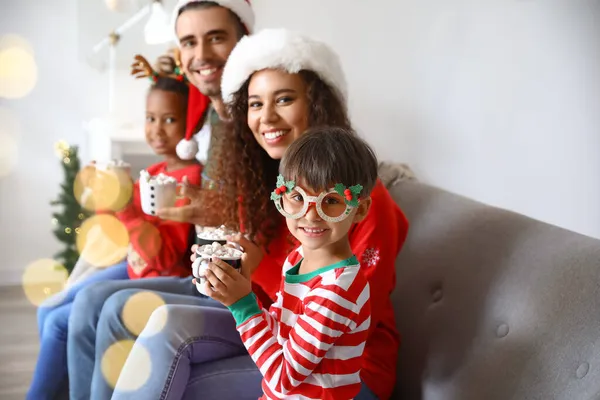 Glad Familj Med Barn Som Dricker Varm Kakao Hemma Julafton — Stockfoto