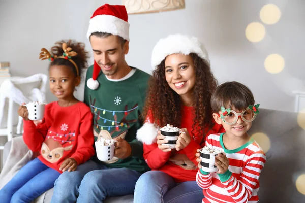 Família Feliz Com Crianças Bebendo Cacau Quente Casa Véspera Natal — Fotografia de Stock