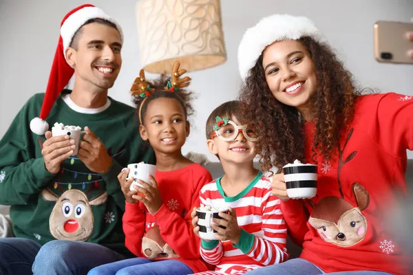 Happy Family Cups Hot Cocoa Taking Selfie Home Christmas Eve — Stock Photo, Image