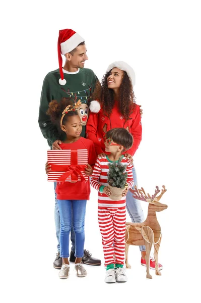 Família Feliz Roupas Natal Fundo Branco — Fotografia de Stock