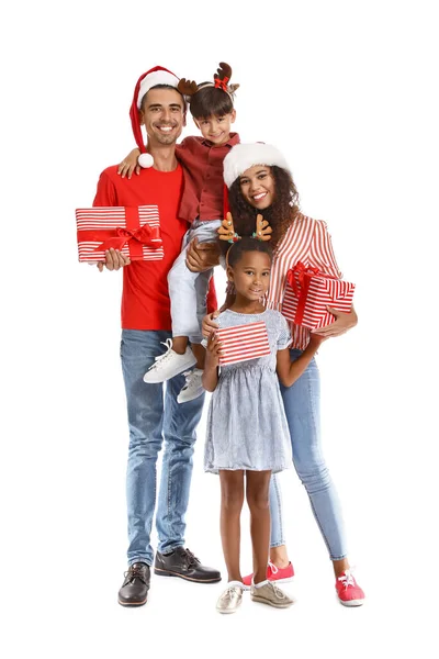 Família Feliz Com Presentes Natal Fundo Branco — Fotografia de Stock