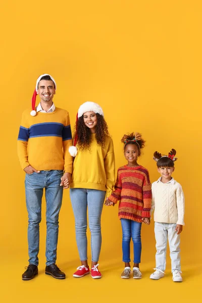 Joyeux Famille Vêtements Noël Sur Fond Jaune — Photo