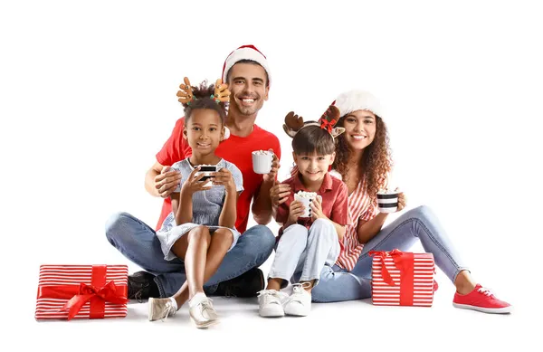 Lycklig Familj Julkläder Med Koppar Varm Kakao Vit Bakgrund — Stockfoto
