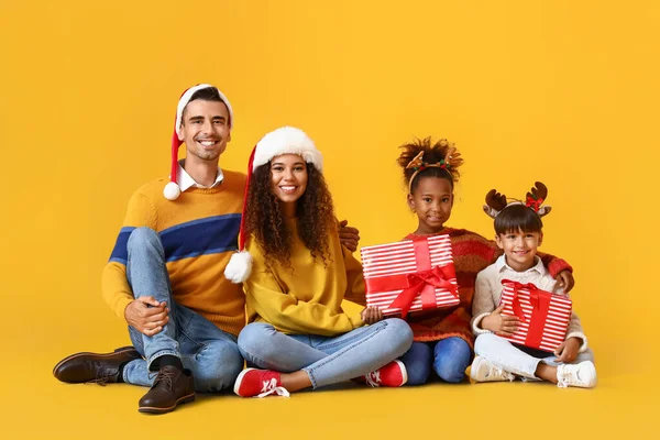 Família Feliz Com Presentes Natal Fundo Amarelo — Fotografia de Stock