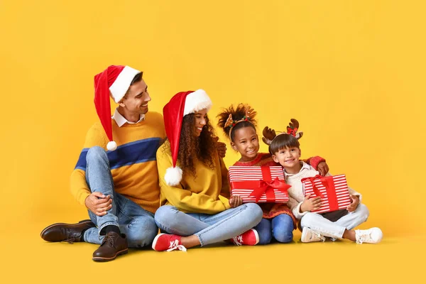 Joyeux Famille Avec Des Cadeaux Noël Sur Fond Jaune — Photo